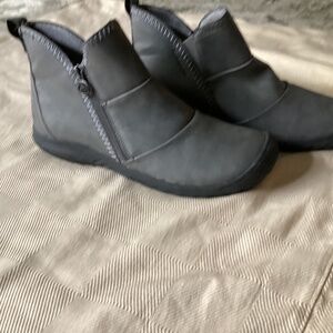JBU PIPER WATER RESISTANT BOOTIE FAUX LEATHER - 9.5M- NWOT